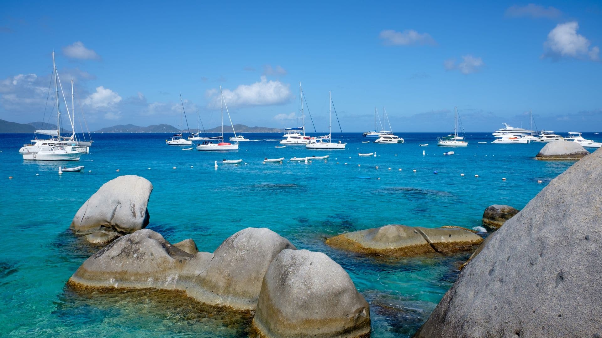 Voiliers dans la baie des Saintes, Guadeloupe